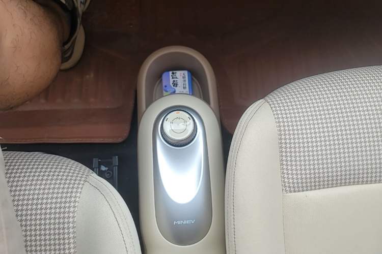 Used Wuling Hongguang MINIEV 2025 Four-Door Version Advanced Edition Gear Lever