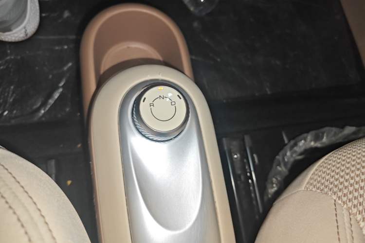 Used Wuling Hongguang MINIEV 2025 Four-Door Version Advanced Edition Gear Lever