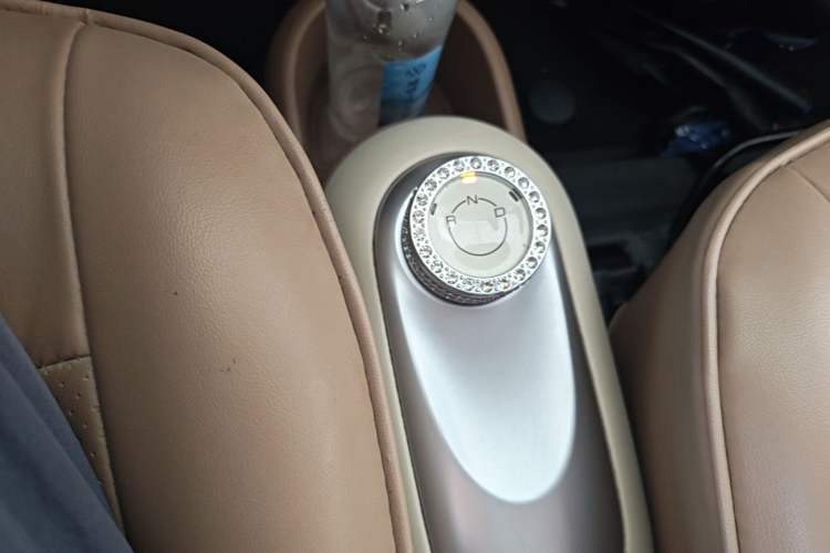 Used Wuling Hongguang MINIEV 2025 Four-Door Version Advanced Edition Gear Lever