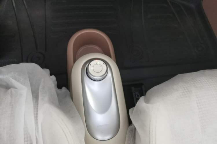 Used Wuling Hongguang MINIEV 2025 Four-Door Version Advanced Edition Gear Lever