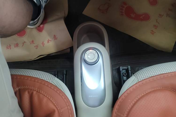 Used Wuling Hongguang MINIEV 2025 Four-Door Version Advanced Edition Gear Lever