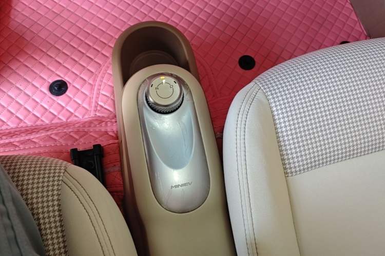 Used Wuling Hongguang MINIEV 2025 Four-Door Version Advanced Edition Gear Lever