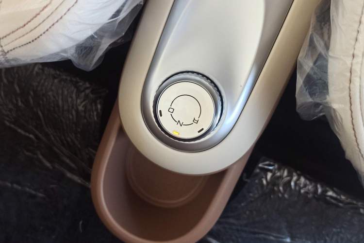 Used Wuling Hongguang MINIEV 2025 Four-Door Version Advanced Edition Gear Lever