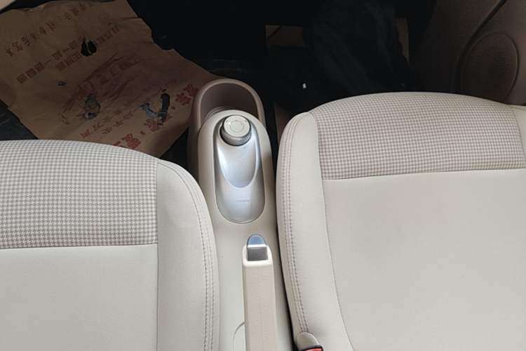 Used Wuling Hongguang MINIEV 2025 Four-Door Version Advanced Edition Gear Lever