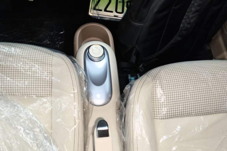 Used Wuling Hongguang MINIEV 2025 Four-Door Version Advanced Edition Gear Lever