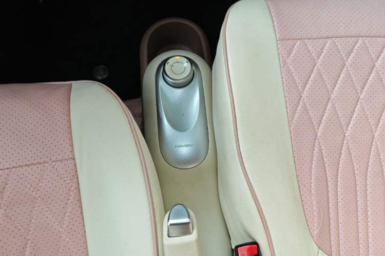 Used Wuling Hongguang MINIEV 2025 Four-Door Version Advanced Edition Gear Lever