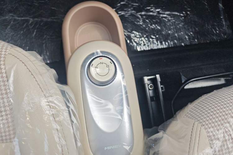 Used Wuling Hongguang MINIEV 2025 Four-Door Version Advanced Edition Gear Lever