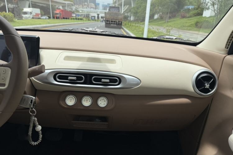Used Wuling Hongguang MINIEV 2025 Four-Door Version Advanced Edition Interior 1