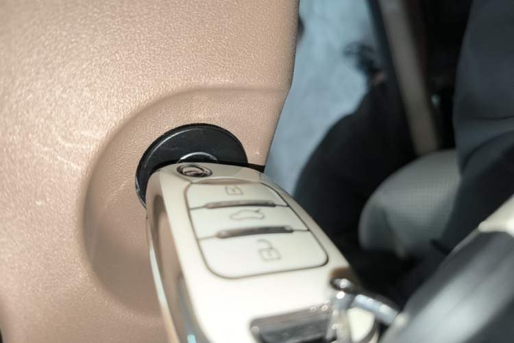 Used Wuling Hongguang MINIEV 2025 Four-Door Version Advanced Edition Interior 1