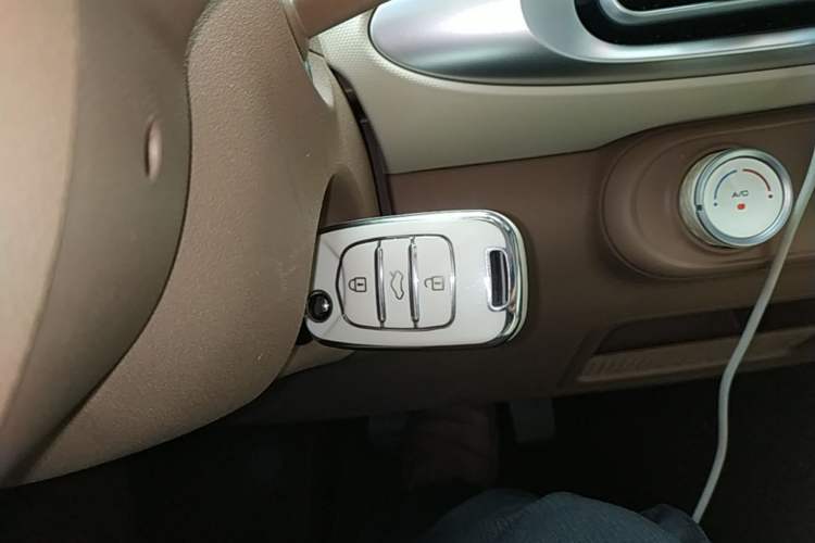 Used Wuling Hongguang MINIEV 2025 Four-Door Version Advanced Edition Interior 1