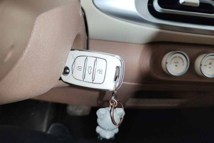 Used Wuling Hongguang MINIEV 2025 Four-Door Version Advanced Edition Interior 1