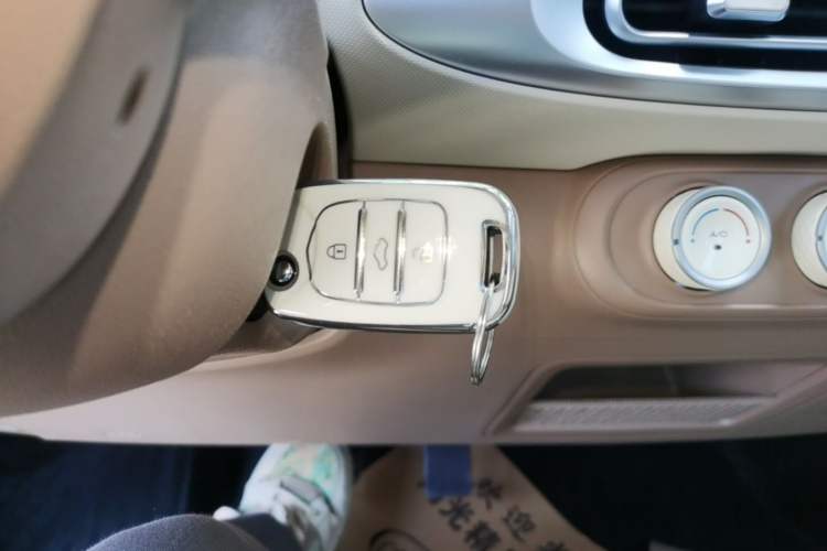 Used Wuling Hongguang MINIEV 2025 Four-Door Version Advanced Edition Interior 1