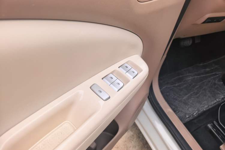 Used Wuling Hongguang MINIEV 2025 Four-Door Version Advanced Edition Interior 1