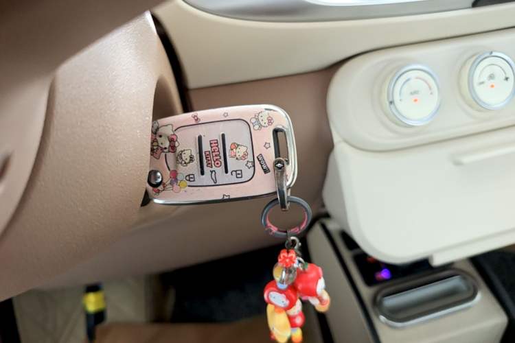 Used Wuling Hongguang MINIEV 2025 Four-Door Version Advanced Edition Interior 1