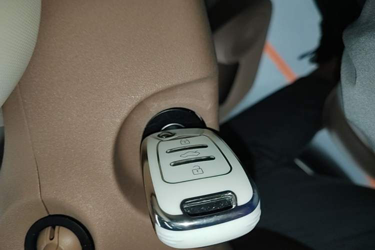 Used Wuling Hongguang MINIEV 2025 Four-Door Version Advanced Edition Interior 1