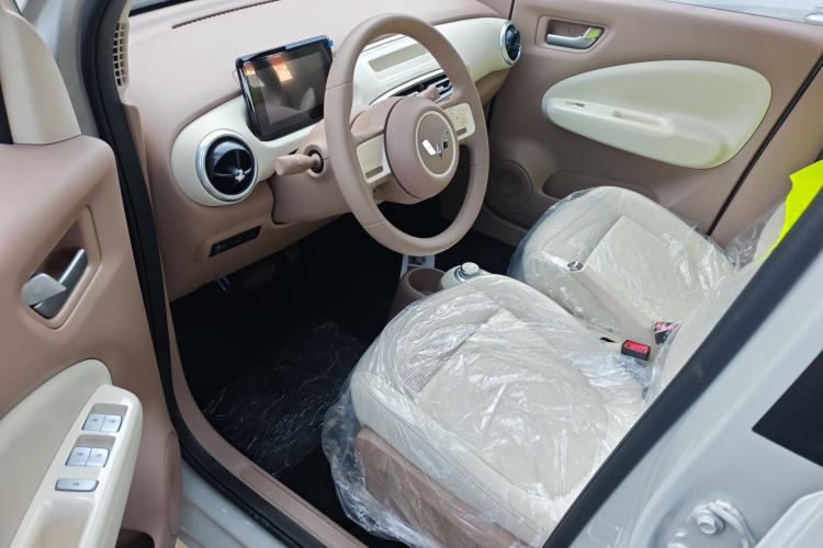 Used Wuling Hongguang MINIEV 2025 Four-Door Version Advanced Edition Interior 1