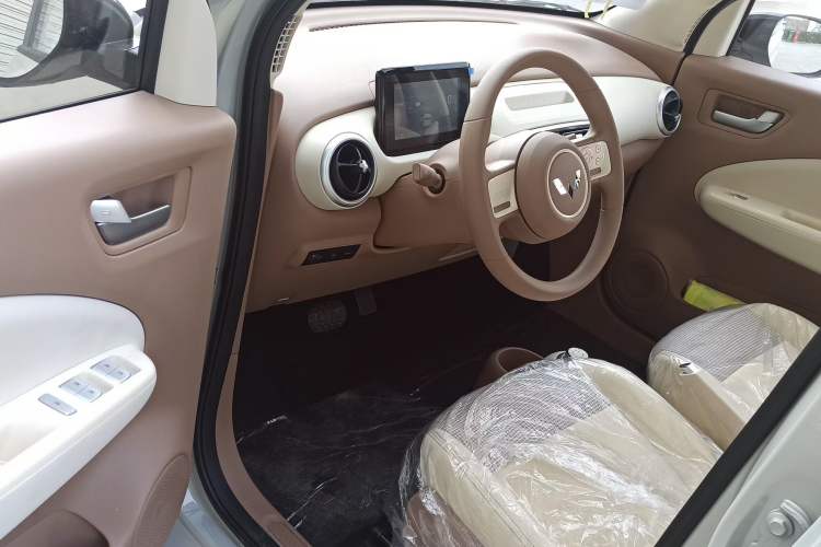 Used Wuling Hongguang MINIEV 2025 Four-Door Version Advanced Edition Interior 1