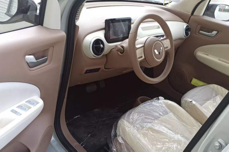 Used Wuling Hongguang MINIEV 2025 Four-Door Version Advanced Edition Interior 2