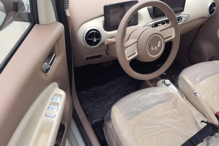 Used Wuling Hongguang MINIEV 2025 Four-Door Version Advanced Edition Interior 2