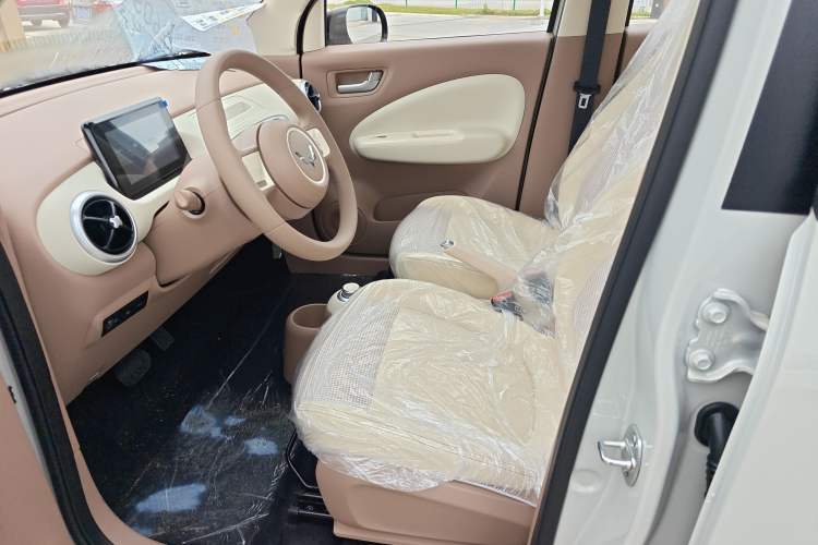 Used Wuling Hongguang MINIEV 2025 Four-Door Version Advanced Edition Interior 2