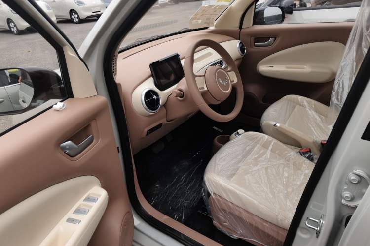 Used Wuling Hongguang MINIEV 2025 Four-Door Version Advanced Edition Interior 2