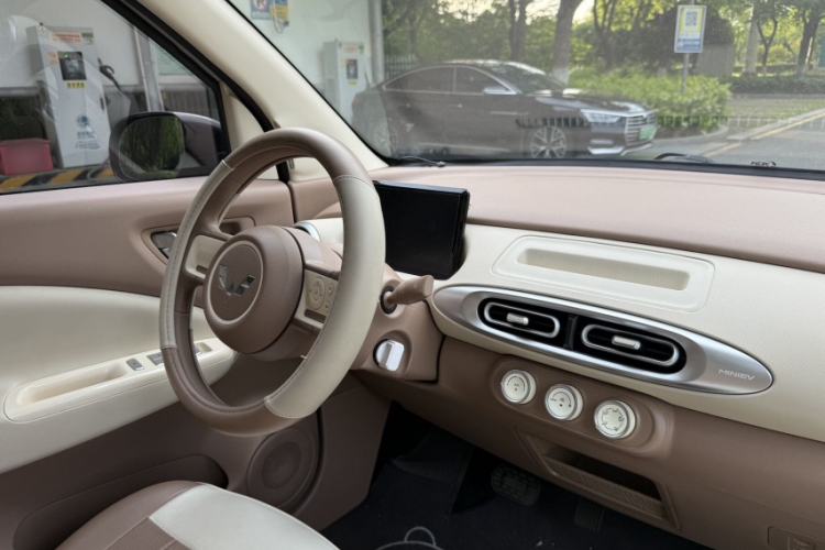 Used Wuling Hongguang MINIEV 2025 Four-Door Version Advanced Edition Interior 2