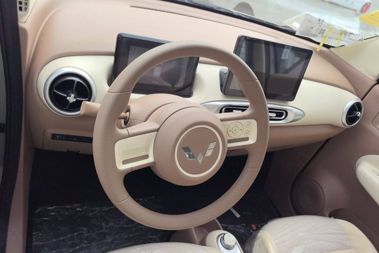 Used Wuling Hongguang MINIEV 2025 Four-Door Version Advanced Edition Interior 3