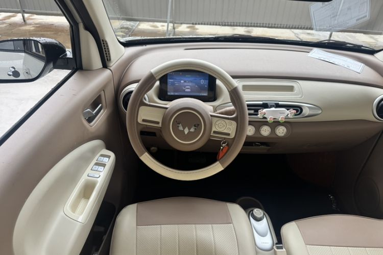 Used Wuling Hongguang MINIEV 2025 Four-Door Version Advanced Edition Interior 3