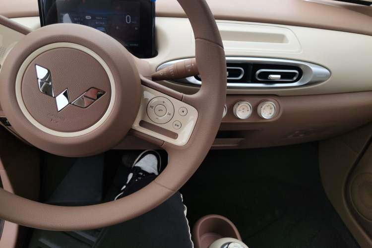 Used Wuling Hongguang MINIEV 2025 Four-Door Version Advanced Edition Interior 3