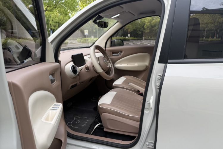 Used Wuling Hongguang MINIEV 2025 Four-Door Version Advanced Edition Interior 3