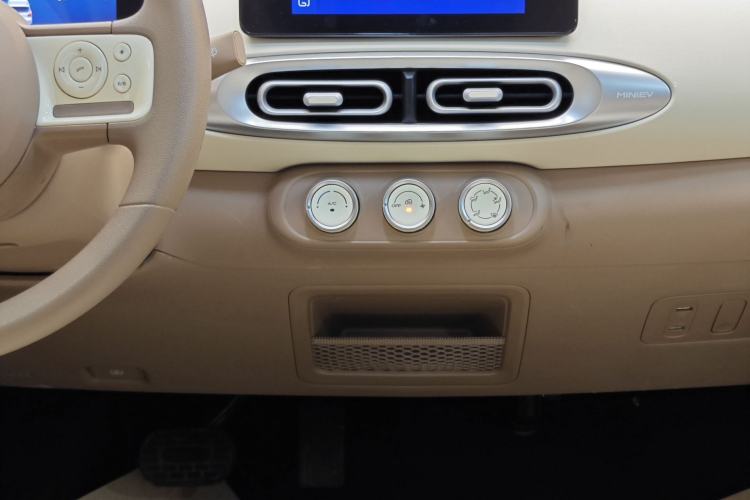 Used Wuling Hongguang MINIEV 2025 Four-Door Version Premium Edition Interior 4