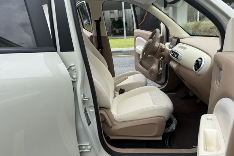 Used Wuling Hongguang MINIEV 2025 Four-Door Version Advanced Edition Interior 4