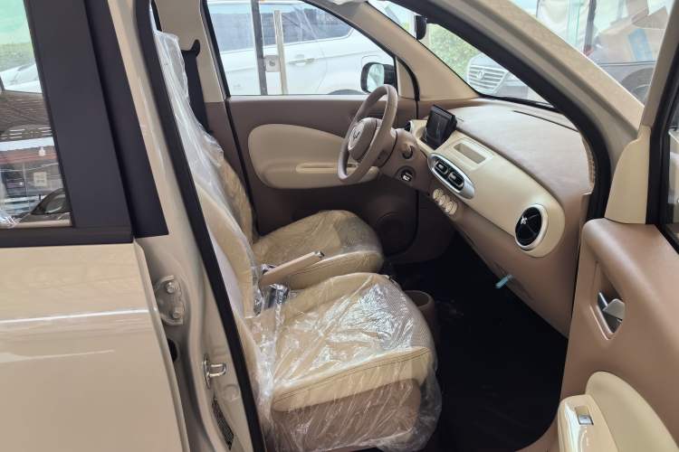 Used Wuling Hongguang MINIEV 2025 Four-Door Version Advanced Edition Interior 4