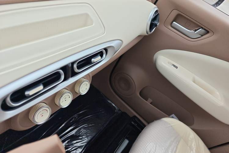 Used Wuling Hongguang MINIEV 2025 Four-Door Version Advanced Edition Interior 5