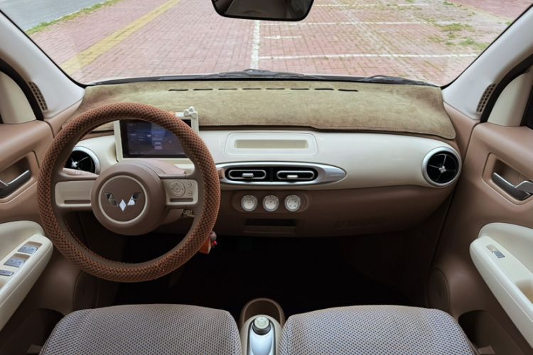 Used Wuling Hongguang MINIEV 2025 Four-Door Version Advanced Edition Interior 5