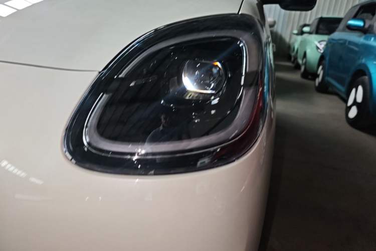 Used Wuling Hongguang MINIEV 2025 Four-Door Version Advanced Edition Left Front Headlight