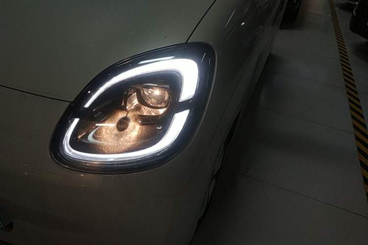 Used Wuling Hongguang MINIEV 2025 Four-Door Version Advanced Edition Left Front Headlight