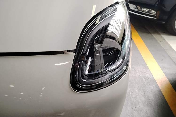 Used Wuling Hongguang MINIEV 2025 Four-Door Version Advanced Edition Left Front Headlight
