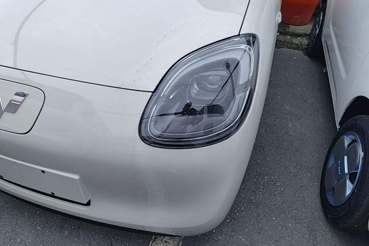 Used Wuling Hongguang MINIEV 2025 Four-Door Version Advanced Edition Left Front Headlight