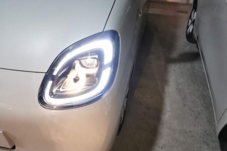 Used Wuling Hongguang MINIEV 2025 Four-Door Version Advanced Edition Left Front Headlight
