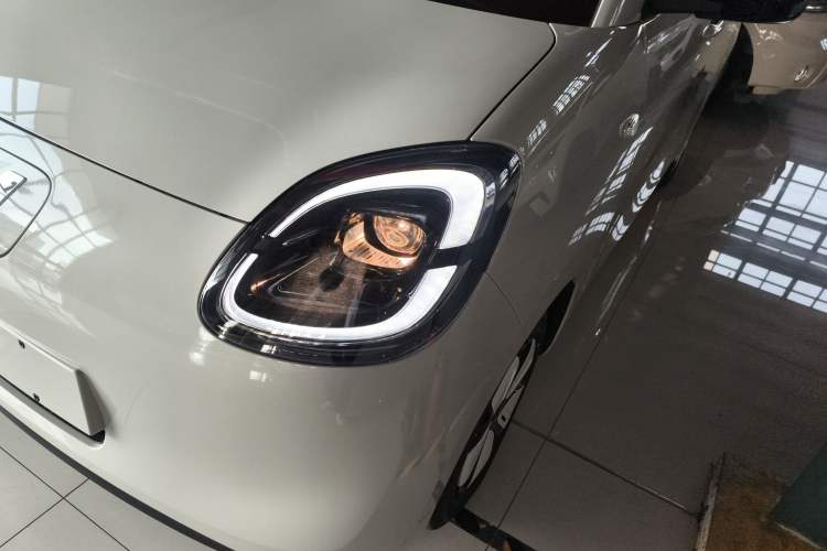 Used Wuling Hongguang MINIEV 2025 Four-Door Version Advanced Edition Left Front Headlight