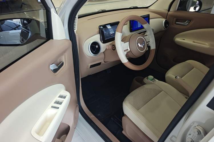 Used Wuling Hongguang MINIEV 2025 Four-Door Version Advanced Edition Left Front Seat