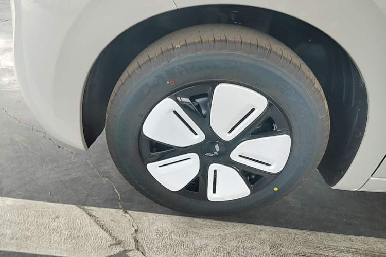 Used Wuling Hongguang MINIEV 2025 Four-Door Version Advanced Edition Left Front Wheel Hub
