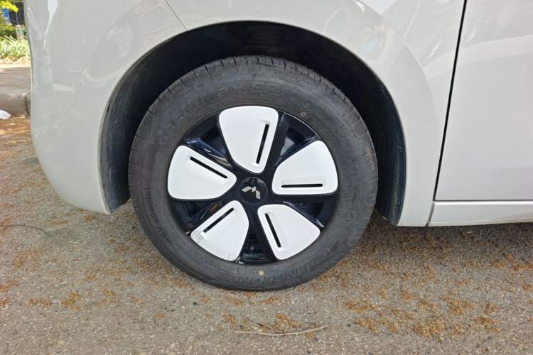 Used Wuling Hongguang MINIEV 2025 Four-Door Version Advanced Edition Left Front Wheel Hub