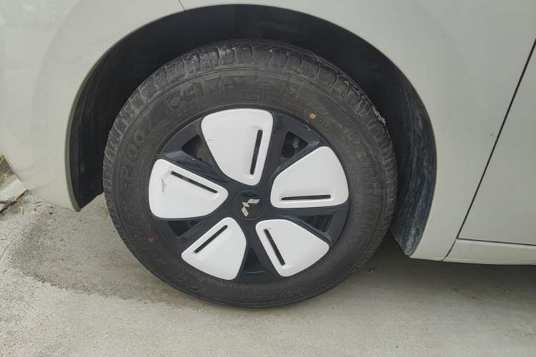 Used Wuling Hongguang MINIEV 2025 Four-Door Version Zhenxiang+ Edition Left Front Wheel Hub