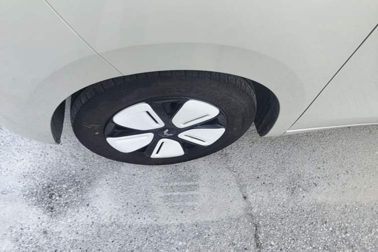 Used Wuling Hongguang MINIEV 2025 Four-Door Version Advanced Edition Left Front Wheel Hub
