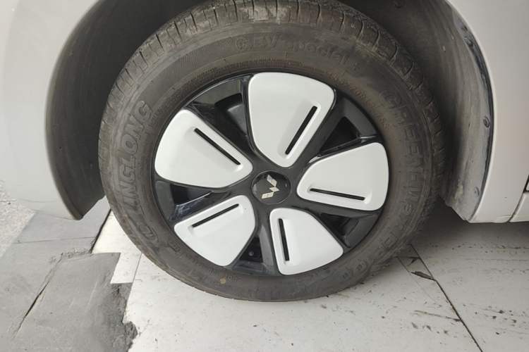 Used Wuling Hongguang MINIEV 2025 Four-Door Version Advanced Edition Left Front Wheel Hub