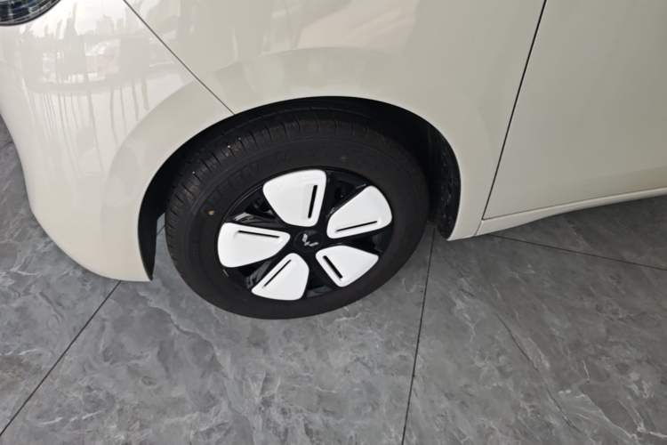 Used Wuling Hongguang MINIEV 2025 Four-Door Version Advanced Edition Left Front Wheel Hub