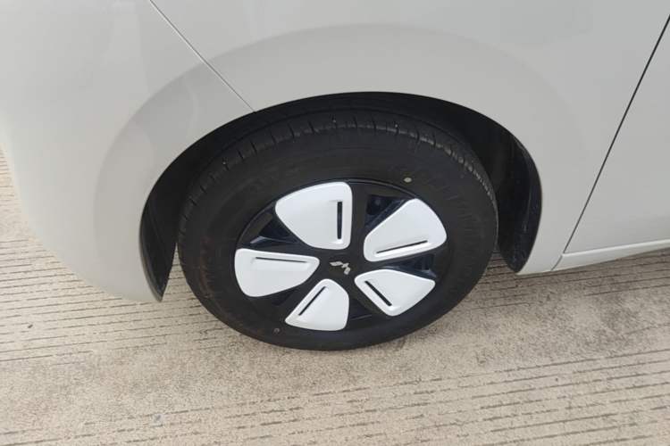 Used Wuling Hongguang MINIEV 2025 Four-Door Version Advanced Edition Left Front Wheel Hub
