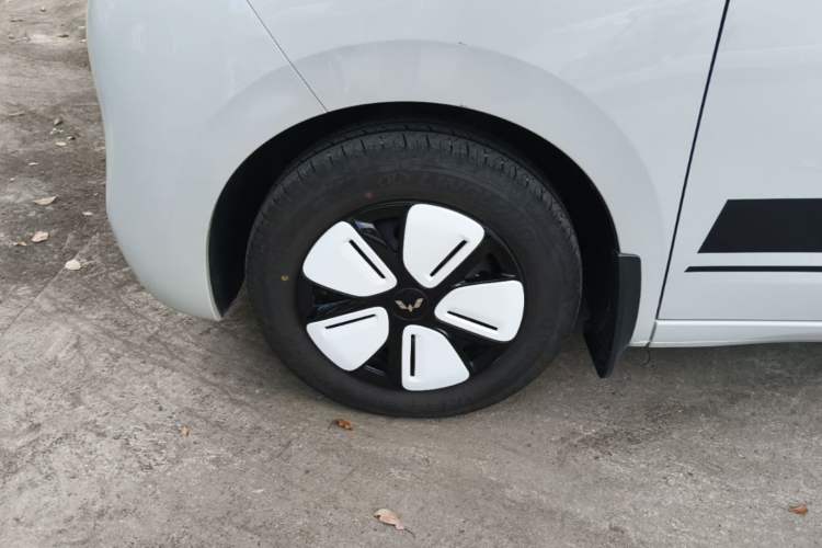 Used Wuling Hongguang MINIEV 2025 Four-Door Version Advanced Edition Left Front Wheel Hub